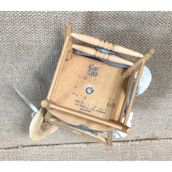 Vintage White Cat in Chair Resin Figurine Kitsch Cottage Granny Core AS IS READ - Picture 7 of 8